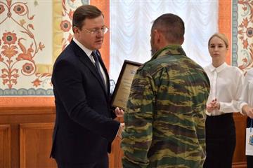 Дмитрий Азаров наградил орденами и медалями Волжских казаков-участников специальной военной операции