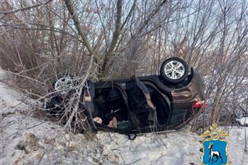 В Ставропольском районе Lada Xray опрокинулась в кювет, пострадали два человека