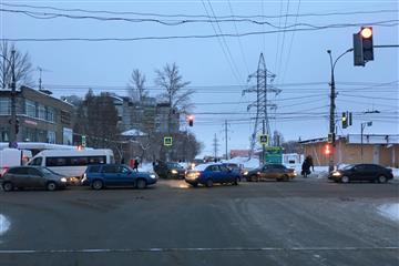 При столкновении двух иномарок на ул. Антонова-Овсеенко в Самаре пострадали женщина и ребенок