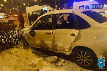 Три человека пострадали при столкновении Lada Granta и Hyundai в Тольятти