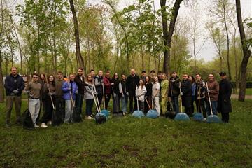 Михаил Смирнов и новый состав молодежного правительства вышли на уборку территории в парке 