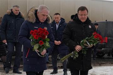 Дмитрий Азаров и Сергей Морозов почтили память погибших в аварии на трассе М-5
