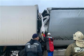 Два грузовика и легковушка столкнулись в Самарской области