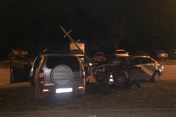 В Самаре водитель Volkswagen врезался в дорожный знак и уронил его на другую машину