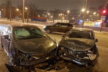 На ул. Ново-Садовой в Самаре не смогли разъехаться Hyundai и Chevrolet
