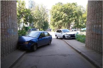 В Тольятти при столкновении Lada Granta и Lada Kalina пострадала пенсионерка