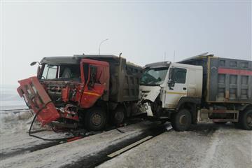 Два большегруза столкнулись на трассе в Самарской области