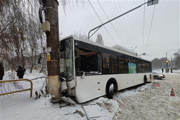 Автобус врезался в столб в Тольятти, пострадали пятеро