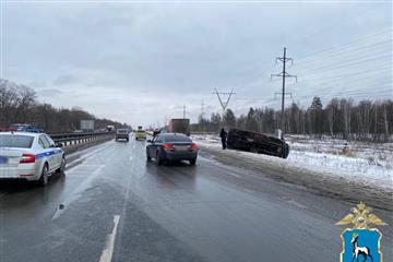 На трассе между Самарой и Тольятти водитель легковушки отправил в кювет 