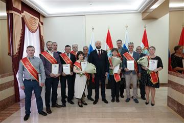 Награждены профессионалы года и лучшая трудовая династия региона