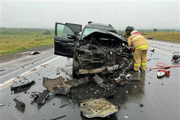 На трассе под Самарой произошло серьезное ДТП с участием двух фур и легковушки, есть пострадавшие