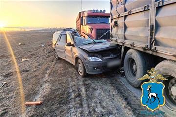Водитель Lada Largus погиб, столкнувшись с двумя фурами в Самарской области