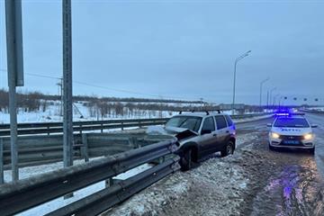 Водитель Chevrolet Niva врезался в отбойник на Кировском мосту