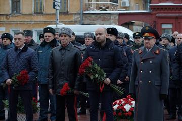 Губернатор Вячеслав Федорищев почтил память погибших при исполнении служебного долга сотрудников ОВД