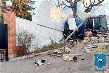 В Самаре водитель грузовика врезался в забор