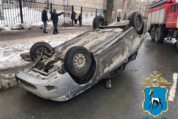 В Самаре из-за ДТП автомобиль опрокинулся на ул. Антонова-Овсеенко
