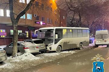 В Самаре автобус врезался в припаркованные машины