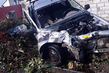 Водитель Lada Largus врезался в другой автомобиль и гараж в Тольятти