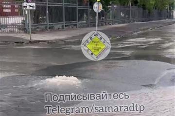 В Самаре на ул. Мичурина прорвало водопровод