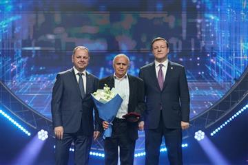 Дмитрий Азаров поздравил сотрудников 
