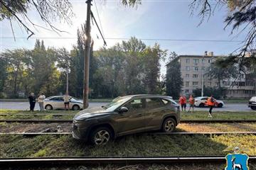 В Самаре водитель Hyundai врезался в столб на трамвайных путях