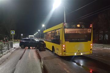 Ночью в Жигулевске пьяная женщина на Hyundai врезалась в автобус