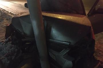 Три человека пострадали в легковушке, врезавшейся в светофор в Тольятти
