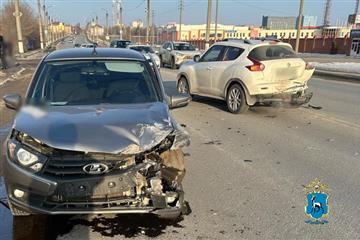 В Сызрани столкнулись Nissan и Lada Granta, пострадала девушка