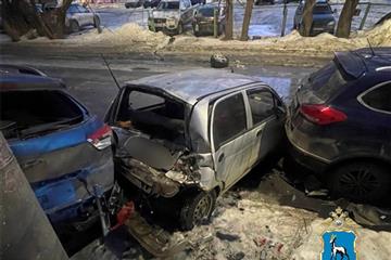 В Самаре водитель Mercedes снес три припаркованных машины