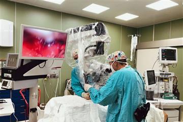 Самарские нейрохирурги выполнили уникальную операцию пациенту с редкой травмой шейного позвонка