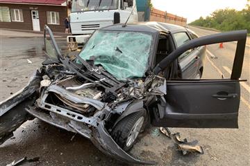 Водитель Lada Granta врезался в КамАЗ и погиб в Самарской области