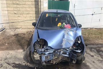В Волжском районе пенсионерка пострадала, врезавшись на авто в световую опору