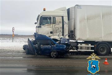 Под Самарой два человека погибли в лобовом столкновении с фурой, груженой шампанским 