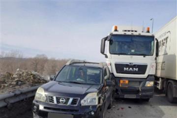 В Красноярском районе грузовик врезался в легковушку, которая откатилась на пешехода