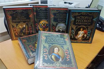 Самарские волонтеры передали книги по российской истории в ПВР