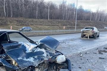 На выезде из Самары паровозом столкнулись ВАЗ, Chrysler и эвакуатор