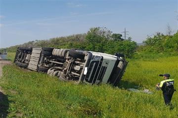 В Сызранском районе фура съехала в кювет