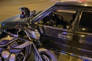В Тольятти мотоцикл врезался в выезжавшую из двора легковушку