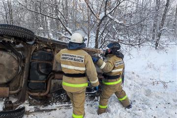 Легковушка съехала в кювет и опрокинулась на трассе под Самарой