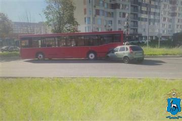 В Тольятти молодой водитель врезался в припаркованный автобус