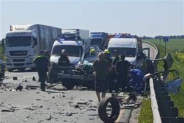 Три человека погибли при столкновении легковушки и фуры под Сызранью