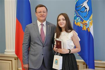 Дмитрий Азаров вручил медали "За особые успехи в учении" выпускникам школ региона