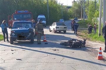 Два человека пострадали в ДТП с легковушкой и мопедом в Самарской области
