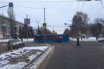 В Тольятти при столкновении с пассажирским автобусом пострадал водитель легковушки