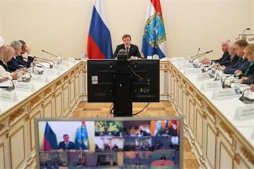 Дмитрий Азаров обсудил с членами Общественной палаты региона поддержку военных и их семей
