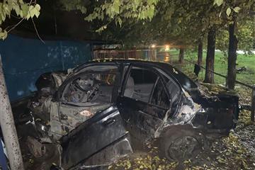 В Сызрани иномарка столкнулась с автомобилем, деревом и забором
