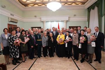 Губернатор Дмитрий Азаров вручил землякам государственные награды