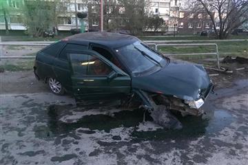 В Сызрани автомобилистка разбила машину об ограждение