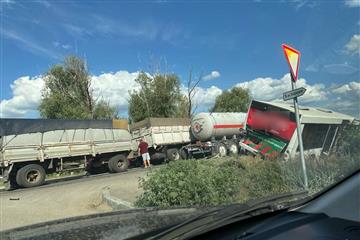 Два грузовика и автобус столкнулись в Самаре