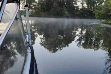 Ранним утром спасатели эвакуировали с терпящей бедствия лодки троих человек